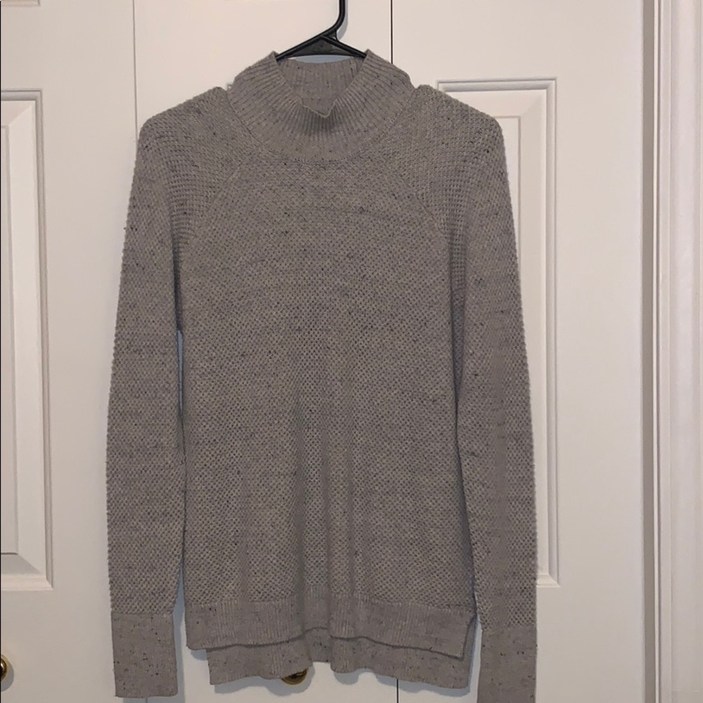 Thin grey lock turtleneck